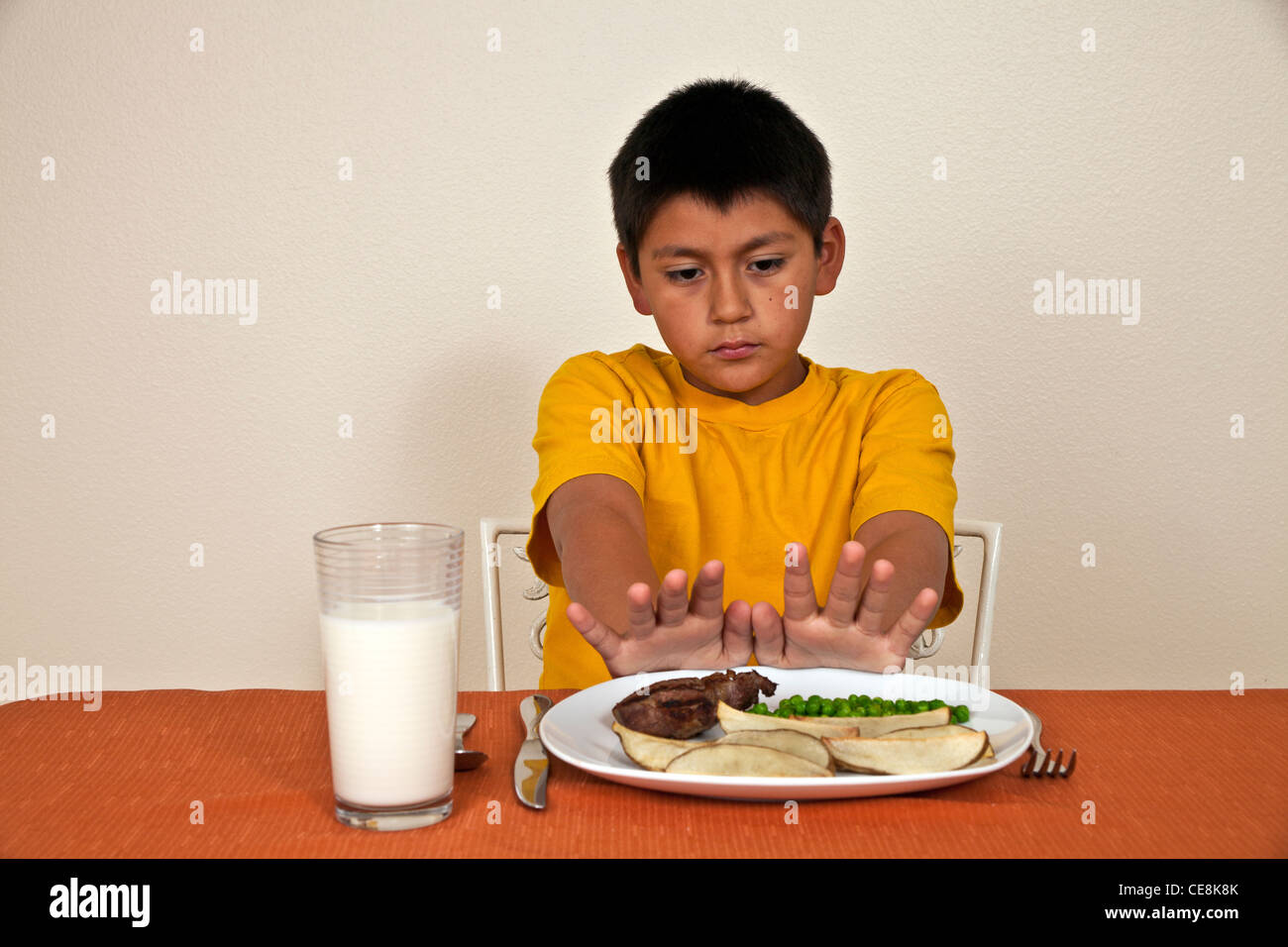 10 bis 11 Jahre Alter spanischer Junge will nicht Multi ethnische Vielfalt rassisch verschiedenen Essen multikulturellen Kultur. Herr © Myrleen Pearson Stockfoto