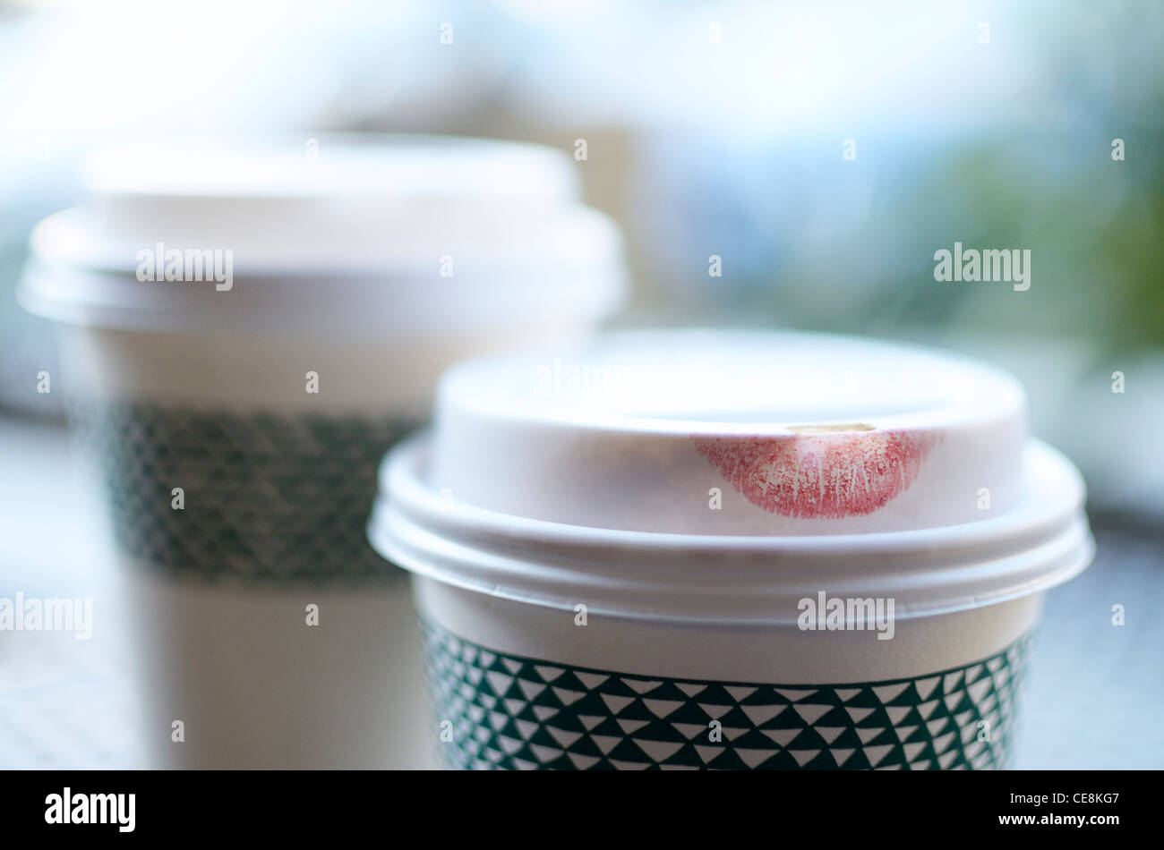 Lippenstift-Aufdruck auf dem Deckel einer Einweg-Kaffeetasse Stockfoto
