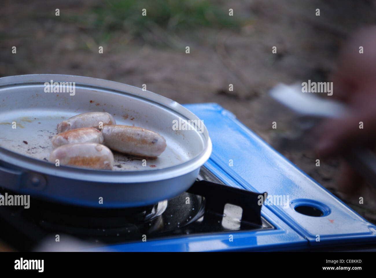 Würstchen, camping außerhalb auf Herd kochen Stockfoto