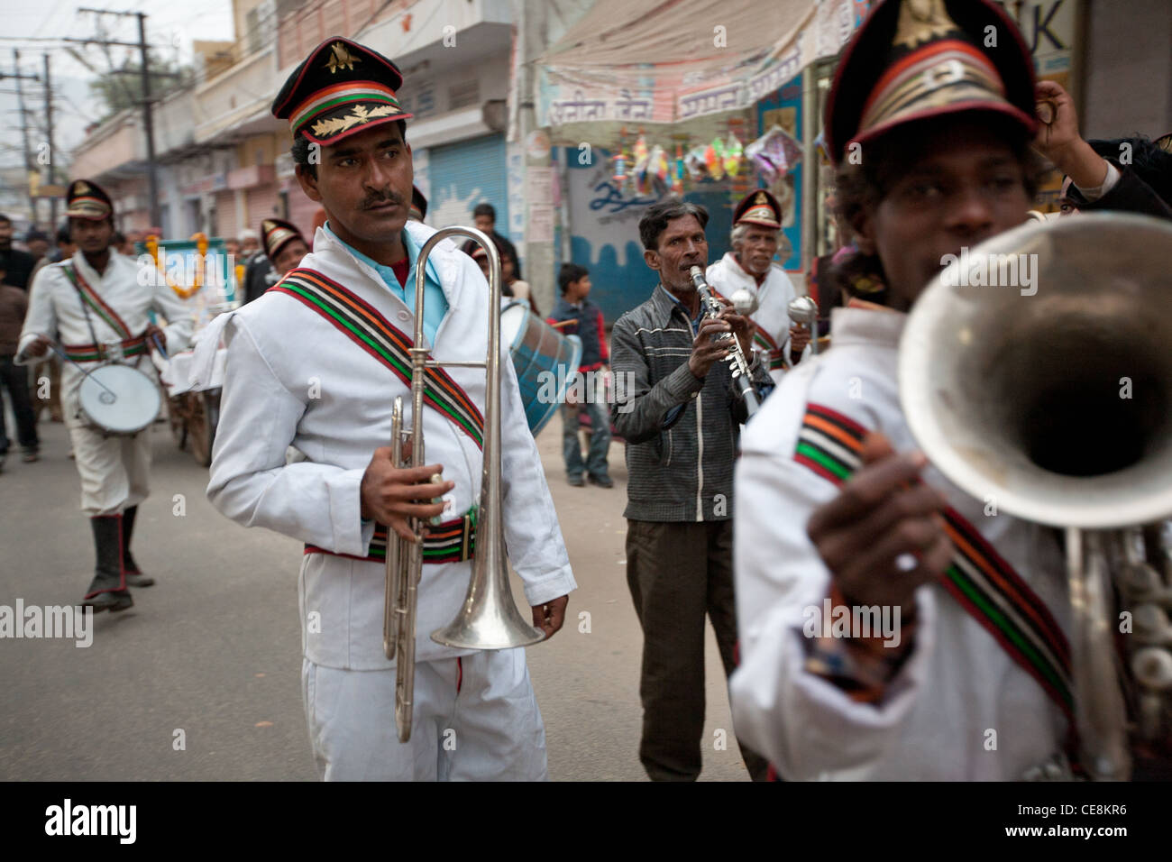 Ein uniformierter Trommler-und Pfeiferkorps Musizieren in einer Prozession in Jaipur in Rajasthan, Indien. Stockfoto