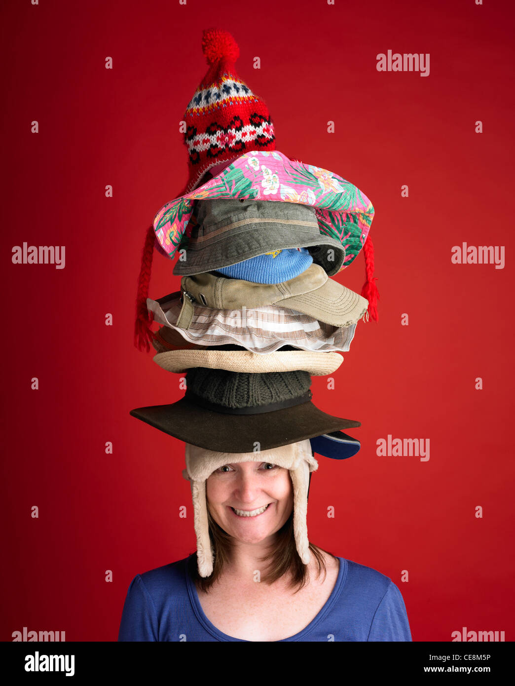 Frau trägt viele Hüte Stockfotografie - Alamy