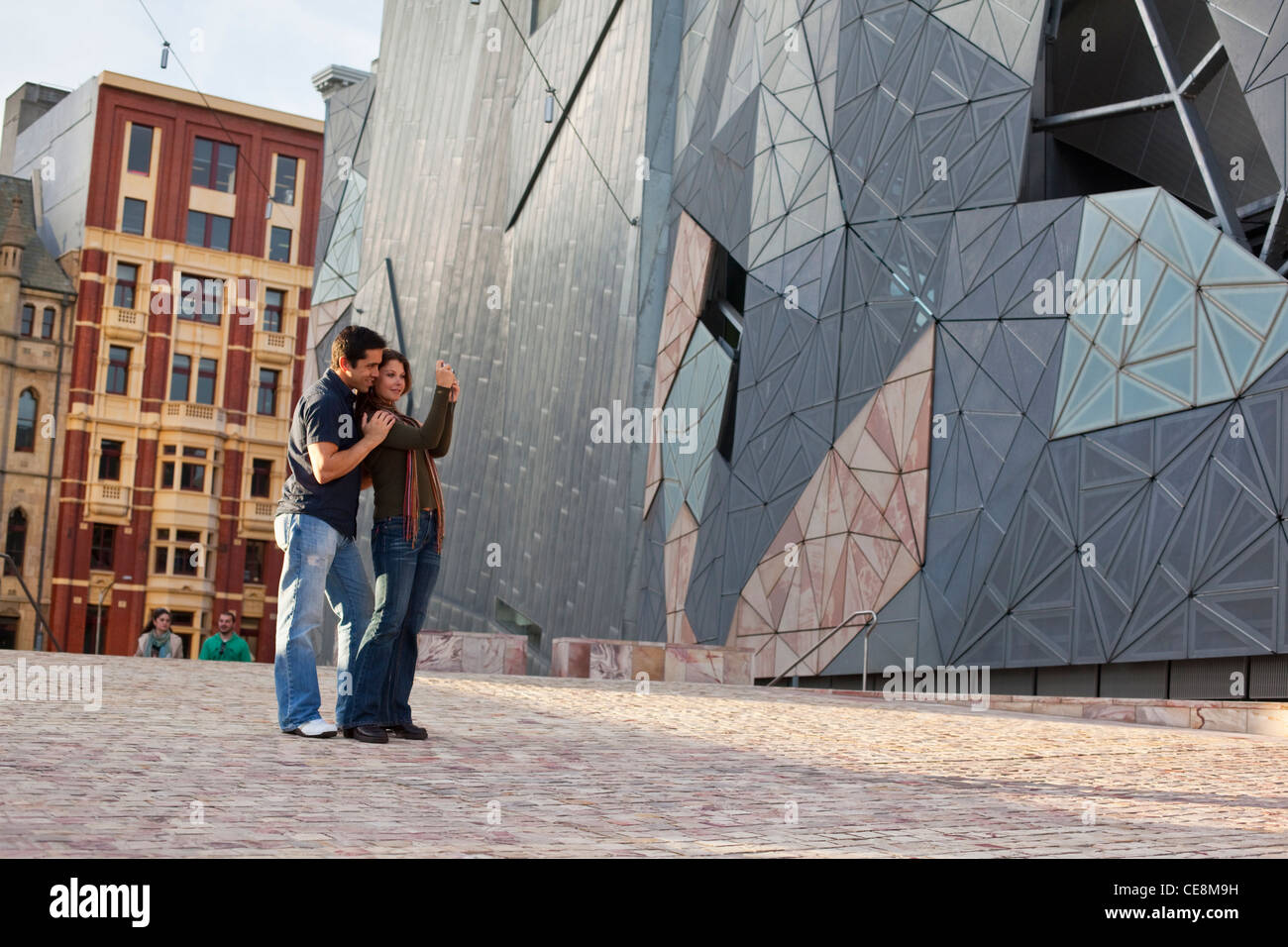 Paar Sightseeing in der Stadt, ein Foto der Federation Square, Melbourne, Victoria, Australien Stockfoto