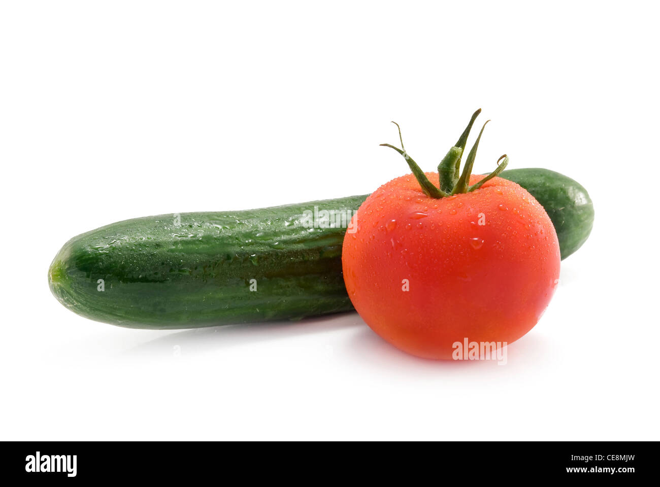 frische Tomaten und Gurken ist isoliert auf weiss Stockfoto