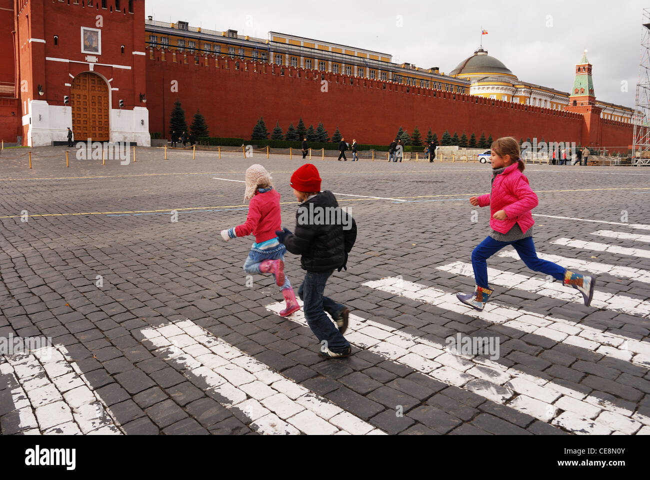 Kinder laufen auf dem Roten Platz, Moskau Stockfoto