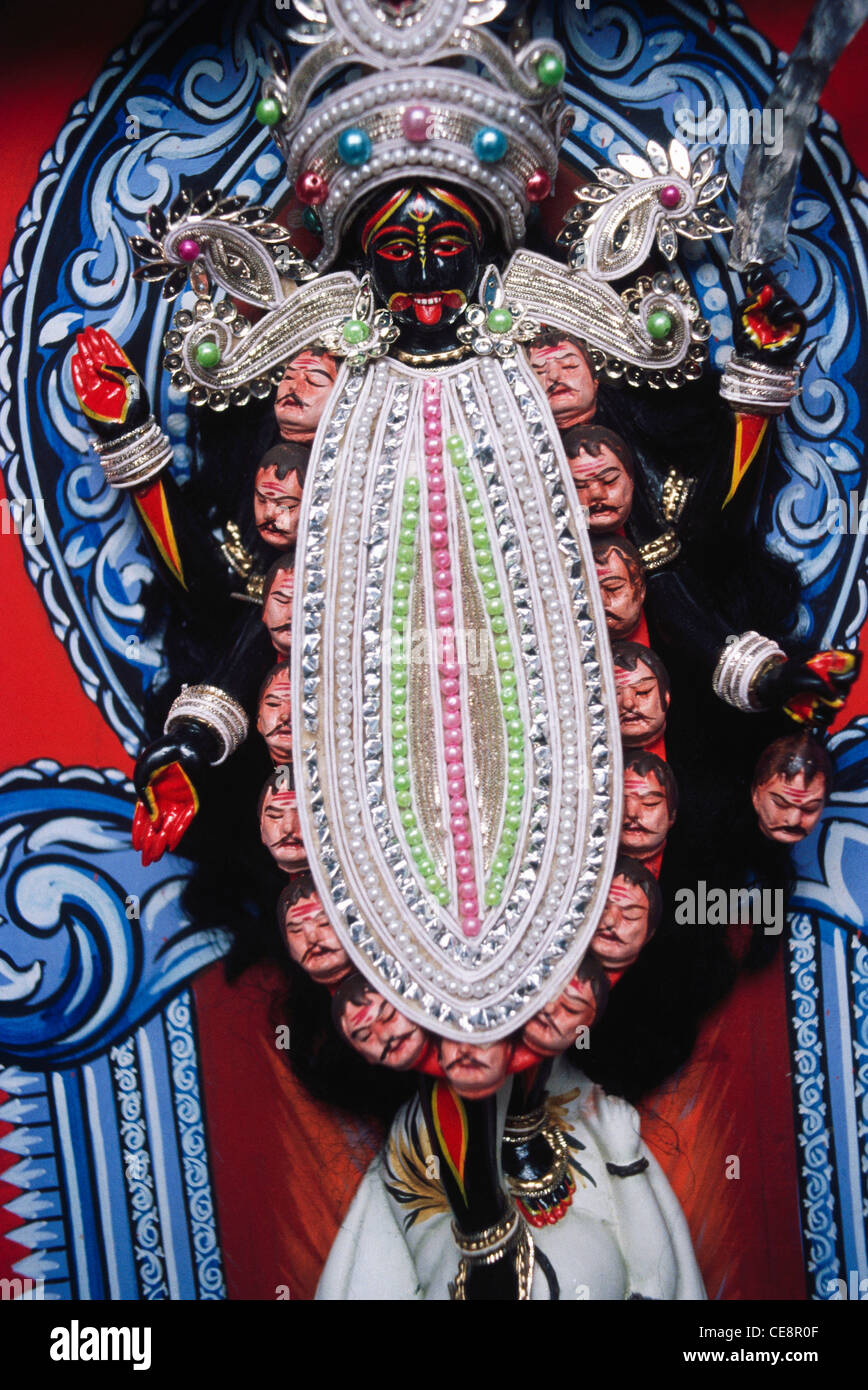 Indische Göttin Kali Durga Pooja Puja Festival mit sechzehn 16 menschlichen Schädeln Kalkutta Kolkata West Bengal Indien Stockfoto