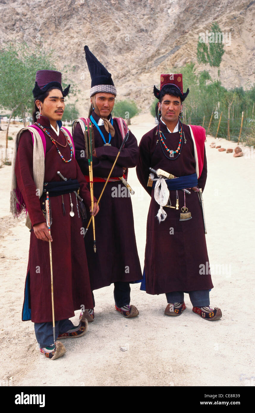 Ladakh Festival; drei Ladhaki Männer Bogenschießen Teilnehmer; Leh; Ladakh; Jammu und Kaschmir; Indien Stockfoto