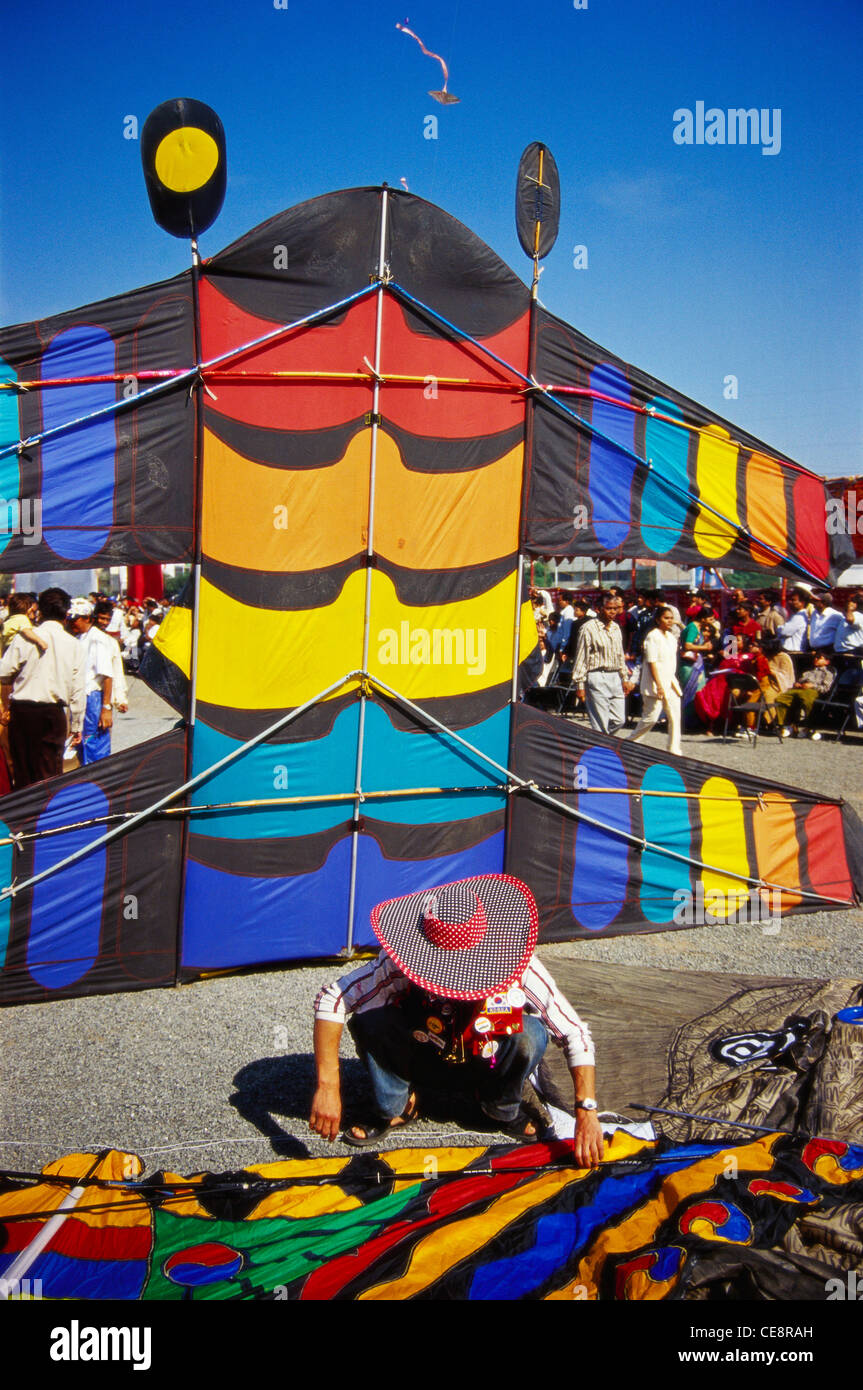 Mann, der Drachen für Makar Sankranti Kite Festival vorbereitet; Internationales Drachenfestival; gujarat; indien; asien Stockfoto