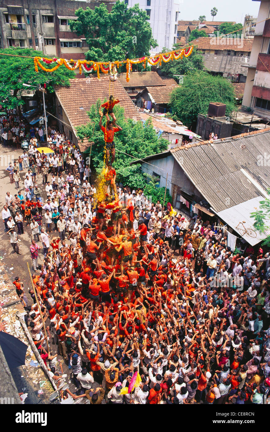 Menschliche Pyramide Topf Quark Janmashtami Gokul Ashtami Govinda Festival Bombay Mumbai Maharashtra Indien zu brechen Stockfoto