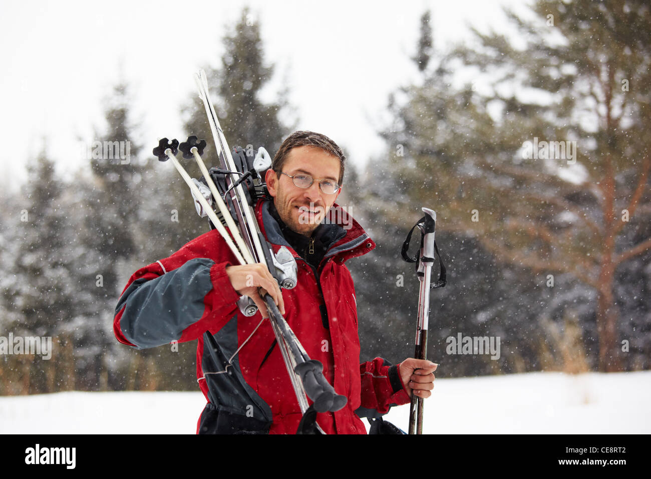 Skifahrer-Portrait auf Ski Resort und Schneefall Stockfoto