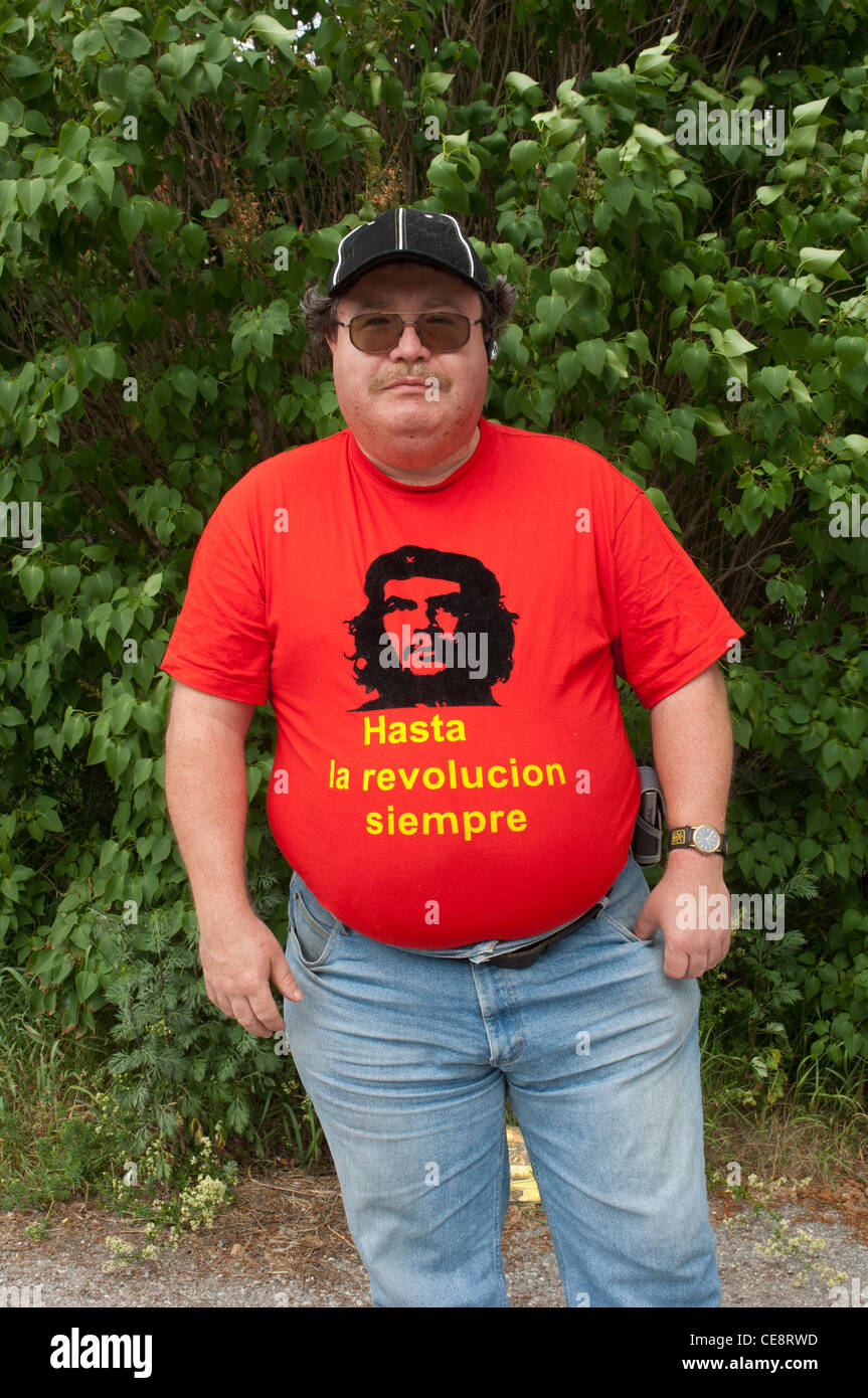 Ein Mann mit Che Guevara auf seinem Hemd Stockfoto