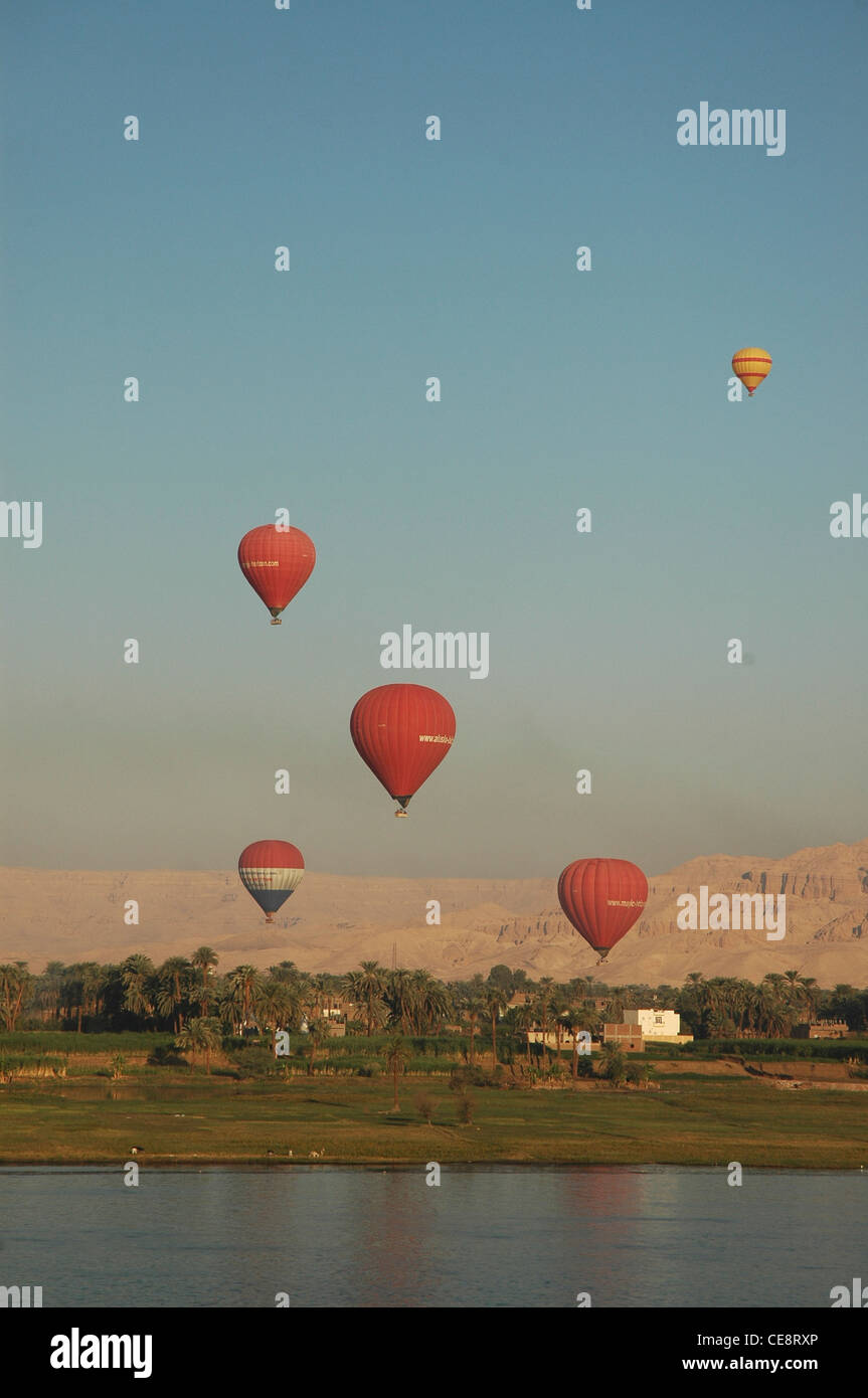 Nordafrika, Ägypten, Luxor, Luftballons über das Westjordanland bei Sonnenaufgang Stockfoto