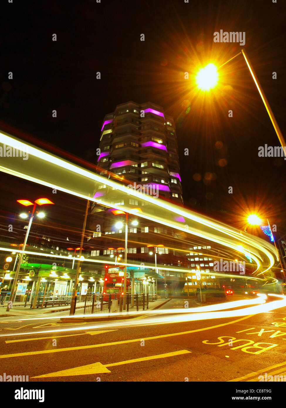 Lichtspuren vor der beleuchteten Croydon Nr. 1 Towerblock. Stockfoto
