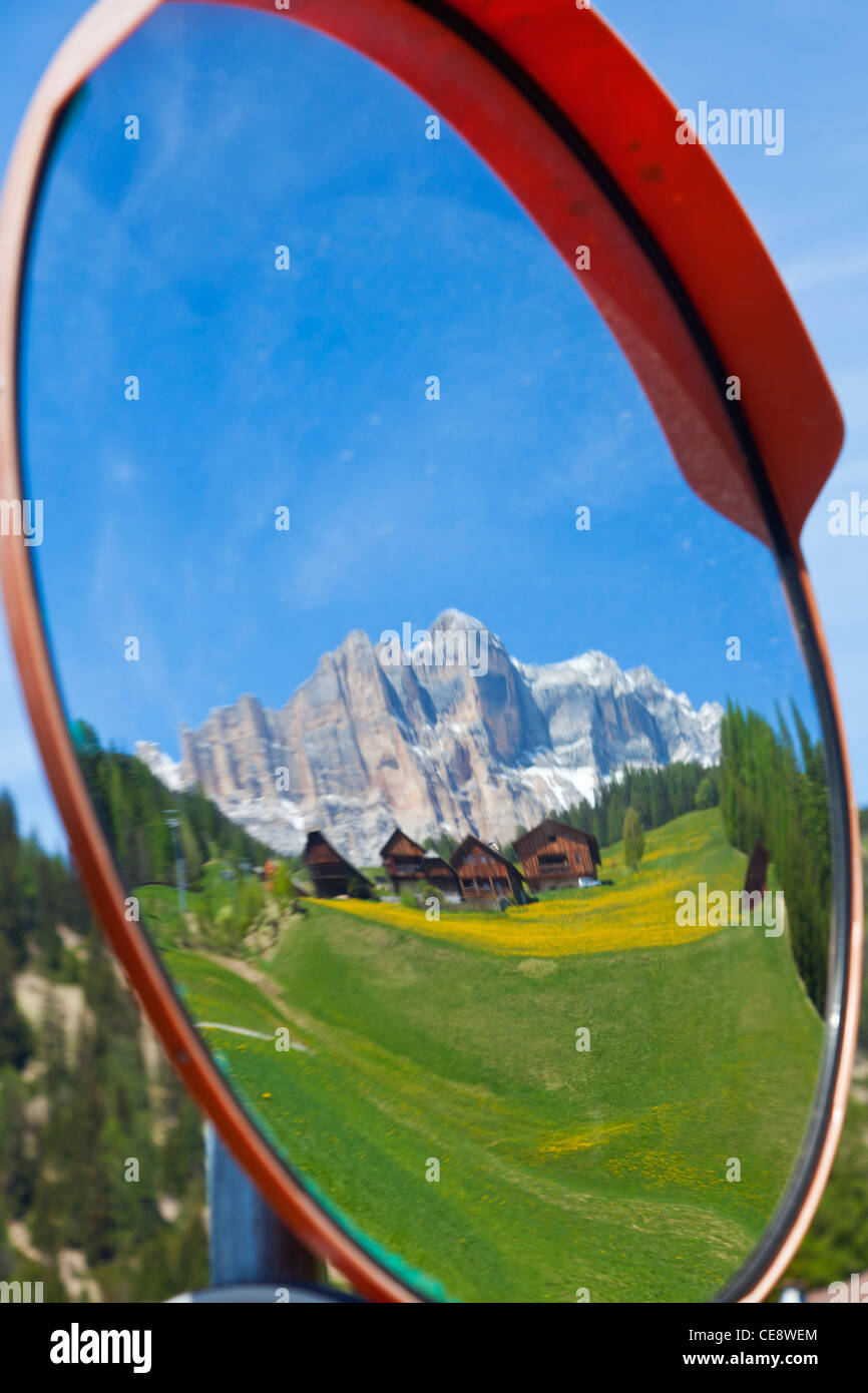 Bauernhäuser über Alta Badia vor dem Heiligkreuzkofel, Dolomiten, Italien Stockfoto