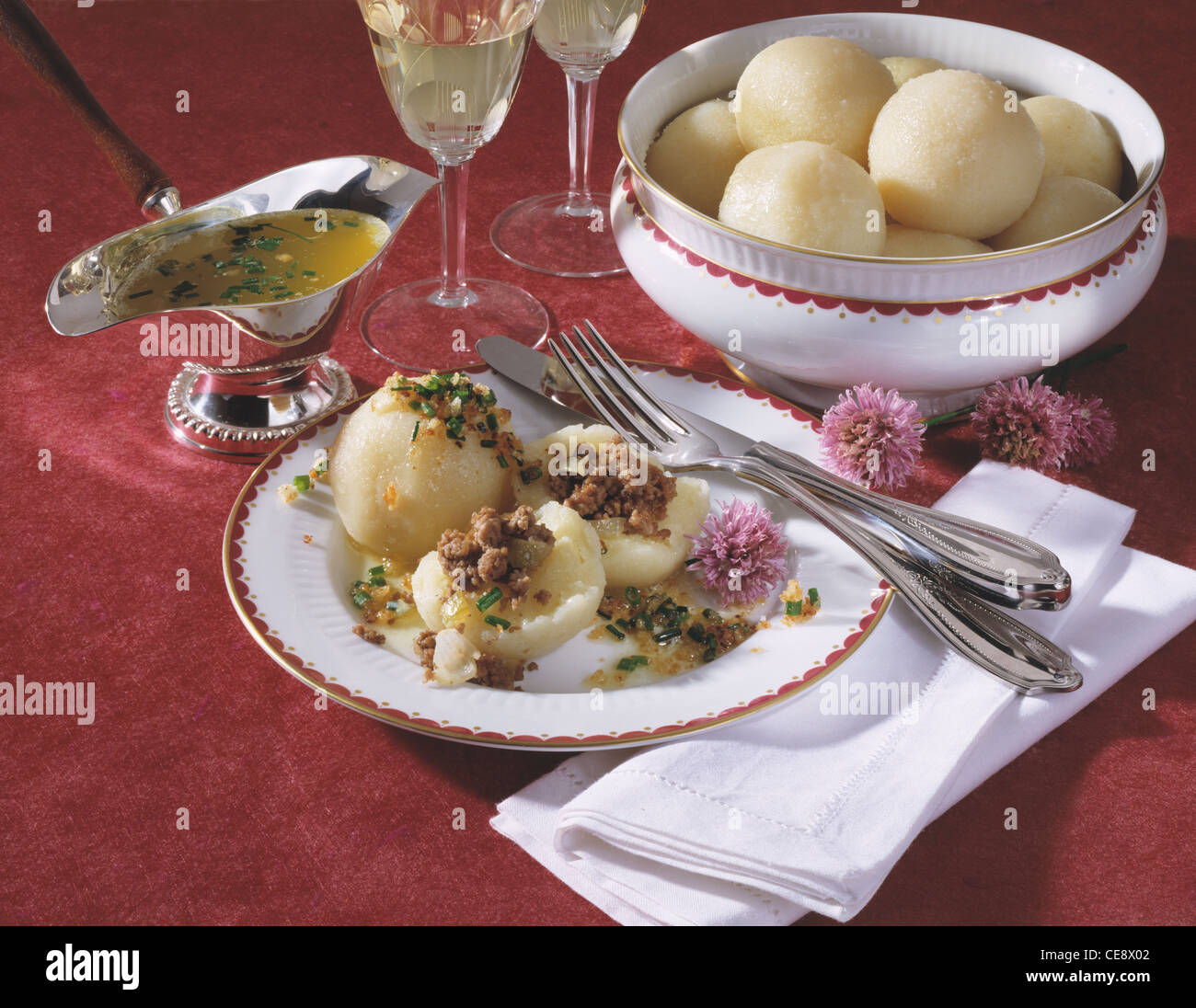 Kartoffelknödel mit Hackfleisch füllen Stockfoto