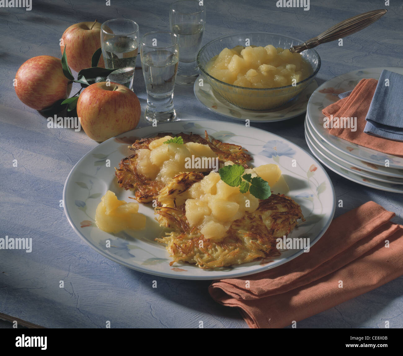 Kartoffel-Krapfen mit Apfel-Brei Stockfoto