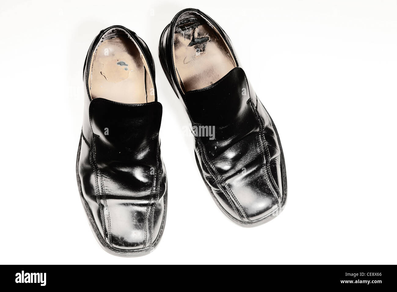 Paar alte Herren Schuhe Schwarz auf weiß fotografiert abgenutzt  Stockfotografie - Alamy