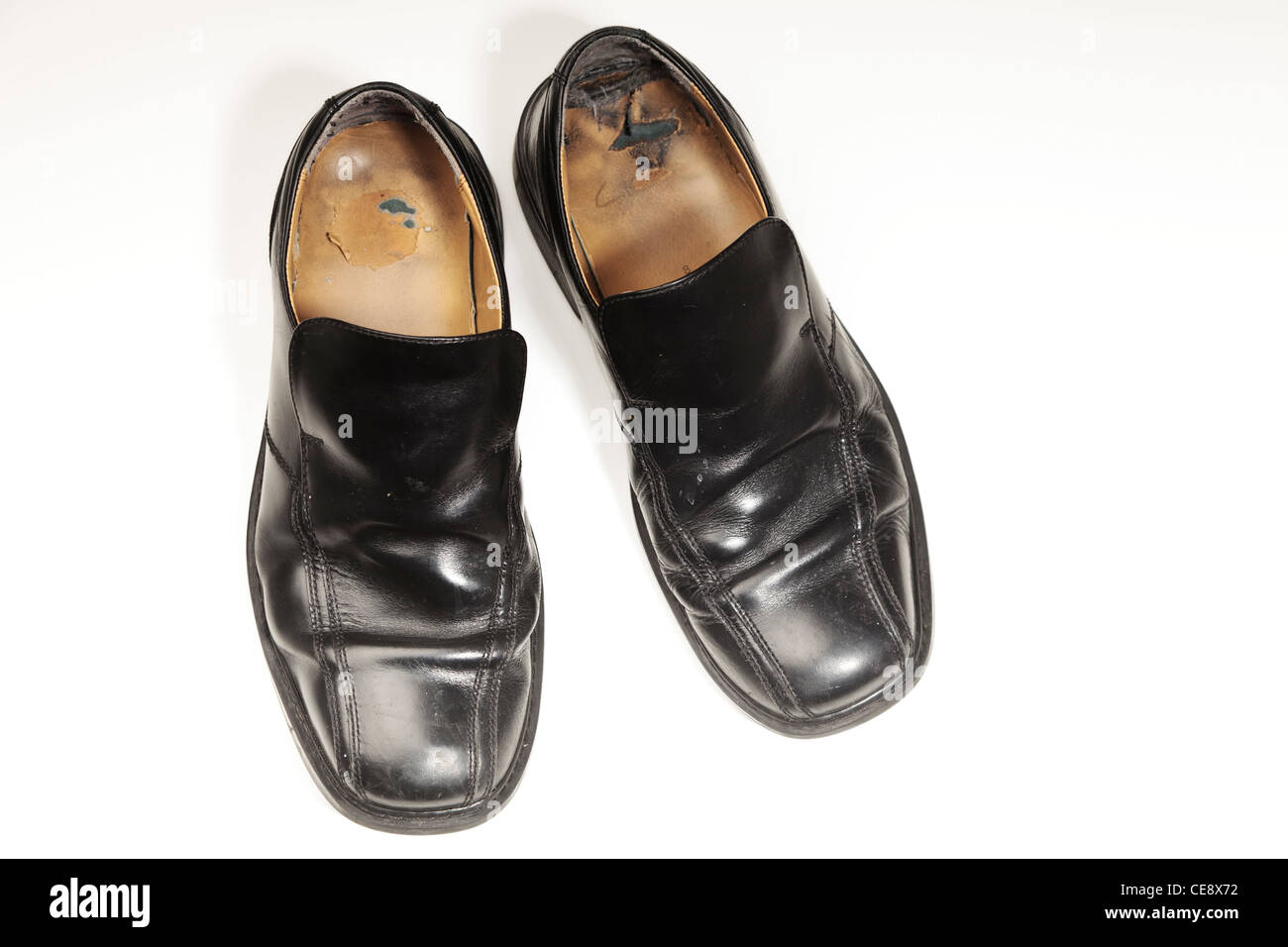 Paar alte Herren Schuhe Schwarz auf weiß fotografiert abgenutzt  Stockfotografie - Alamy