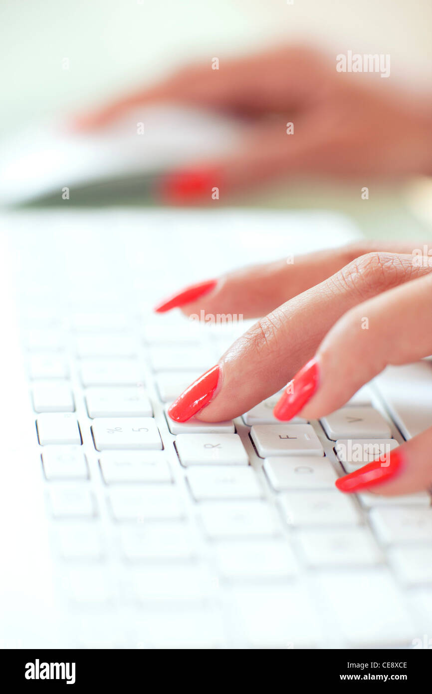 -MODELL VERÖFFENTLICHT. Frau mit Hilfe eines Computers. Stockfoto