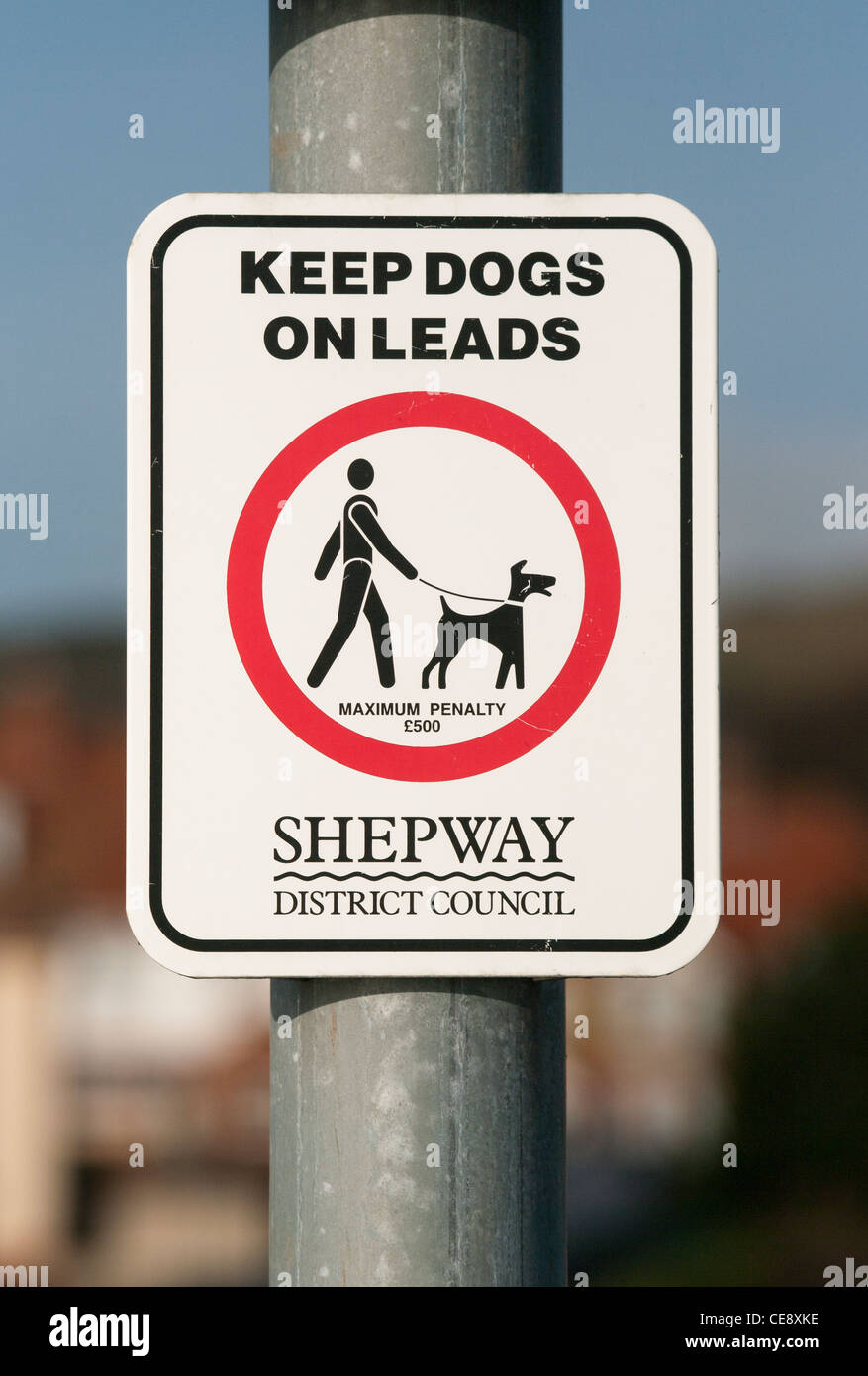 Halten Sie Hunde an Blei Zeichen Shepway District Council UK Zeichen Stockfoto