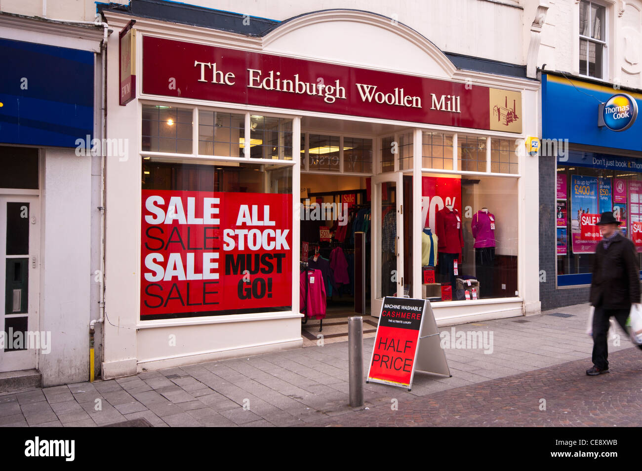 UK High Street Kleidung Shop Shops unterschreibt der Edinburgh Woollen Mühle Shop mit Verkauf In der Auslage Stockfoto