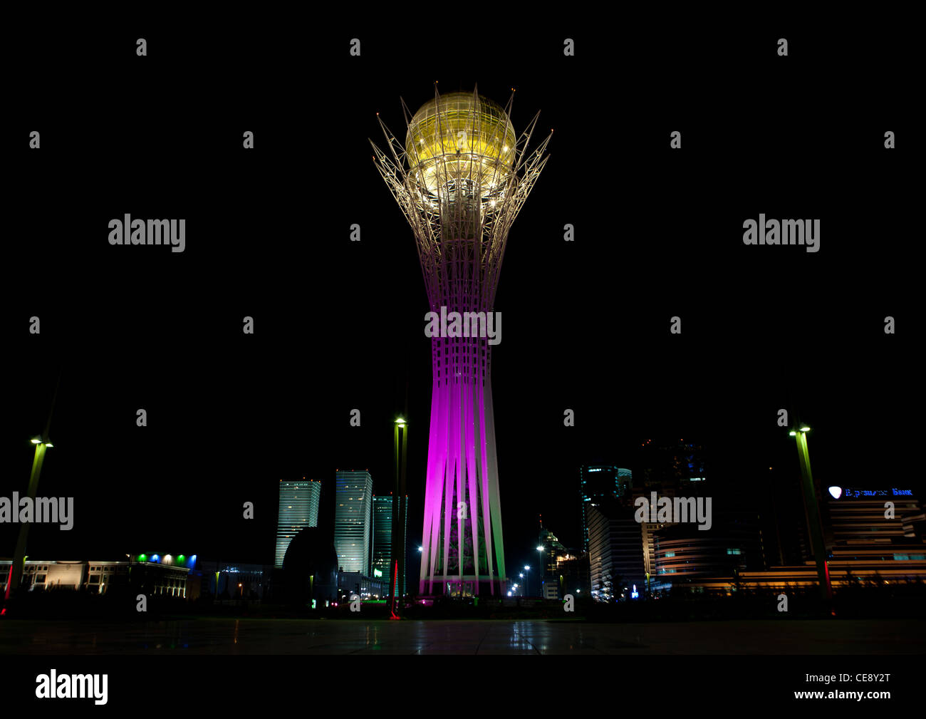 Baiterek-Turm bei Nacht, Astana, Kasachstan Stockfoto