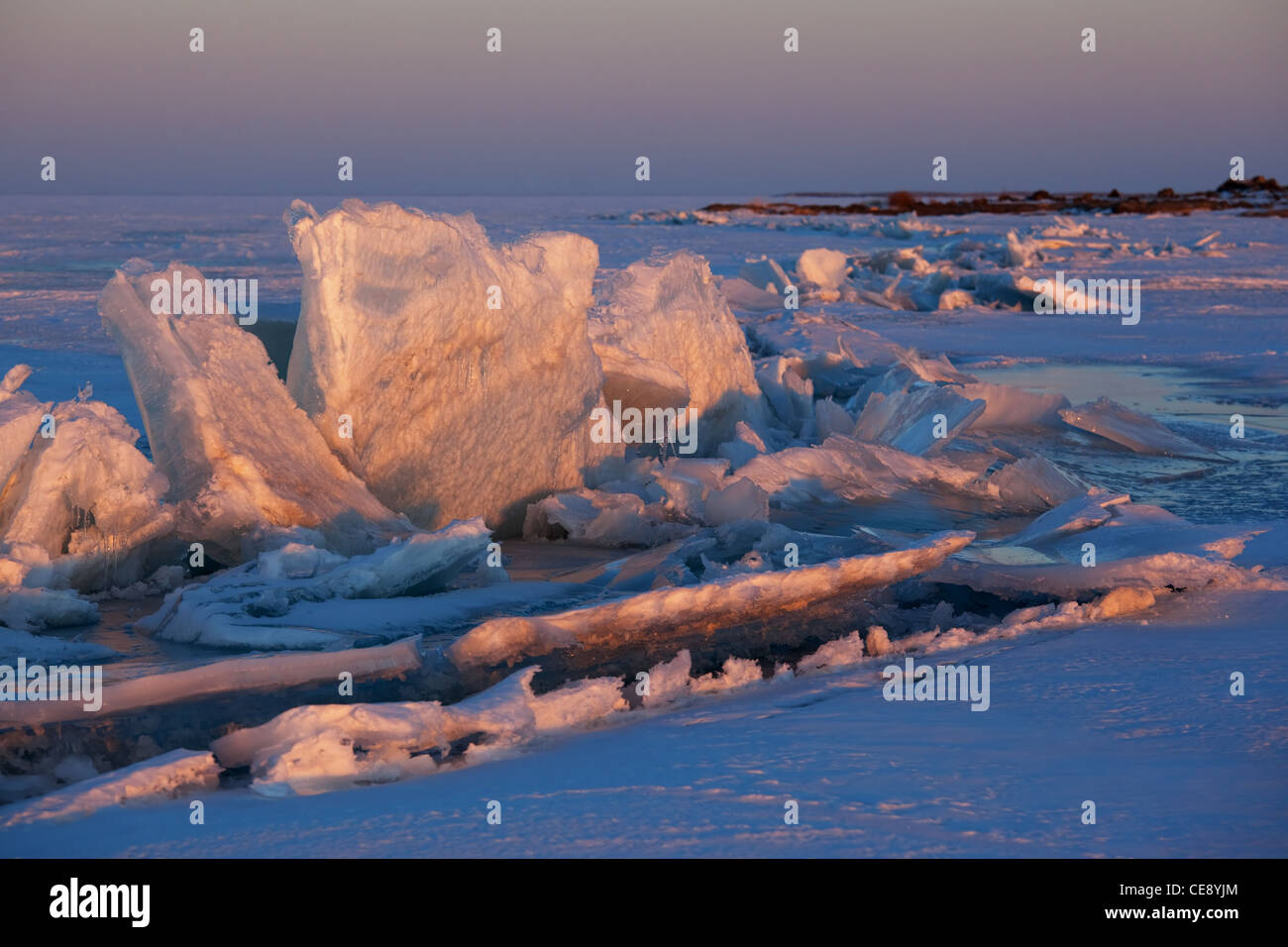 Winter Sonnenuntergang und Eis Steinmännchen am Balchaschsee, Kasachstan Stockfoto