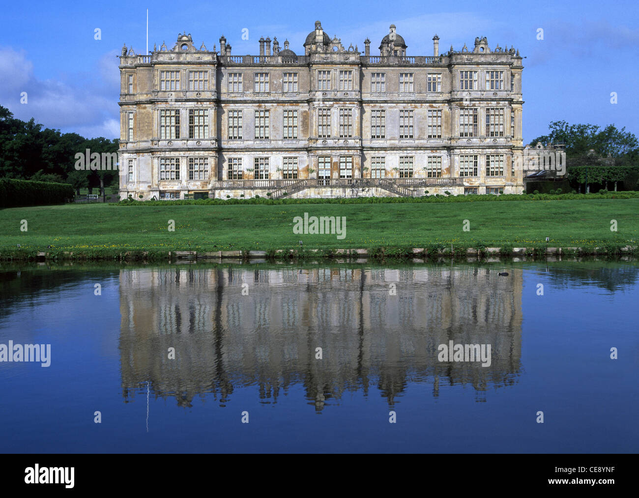 Longleat Elizabethan Country House & English Herrensitz Ostfassade spiegelt sich im See Haus des Marquess of Bath in der Nähe von Warminster Wiltshire England UK wider Stockfoto