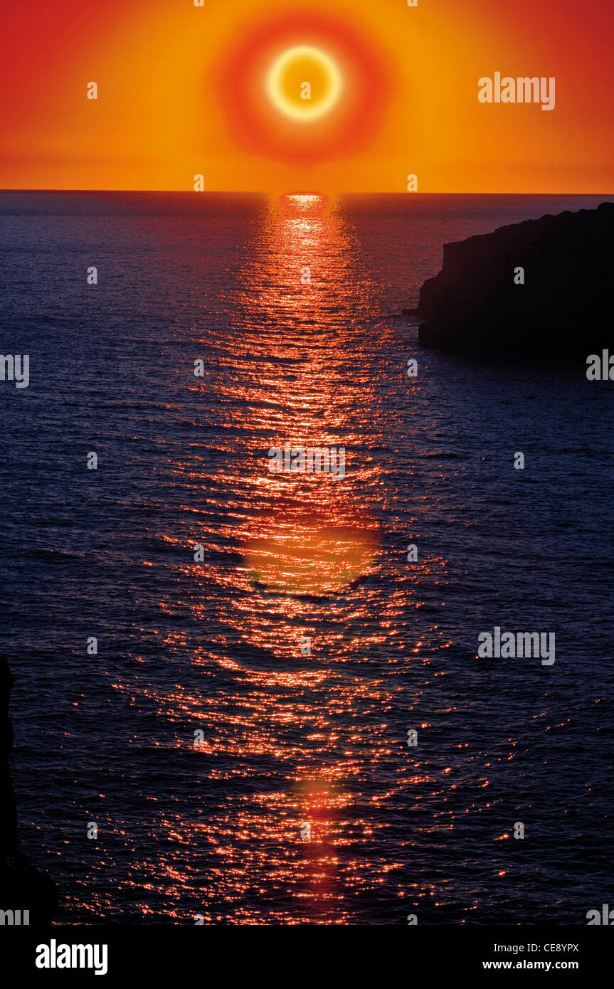 Portugal, Algarve: Sonnenuntergang an der Küste von Carvoeiro Stockfoto
