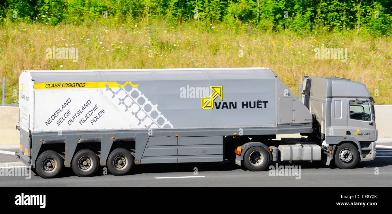 Van Huet Glaslogistik artikuliert LKW und Anhänger auf Autobahn mit europäischen Ländernamen Stockfoto