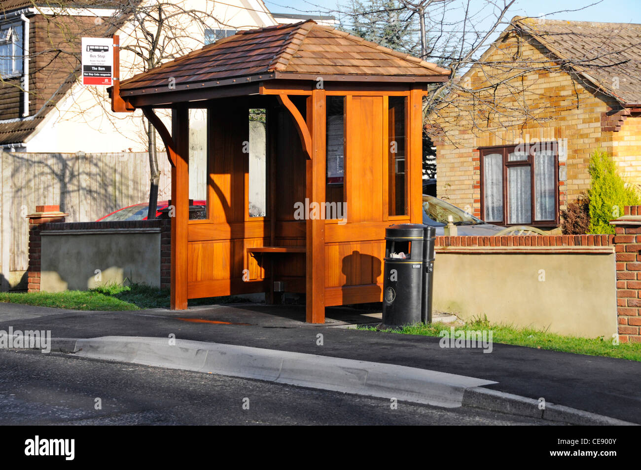 Neue Dorf wartehalle an der Haltestelle zeigt Änderungen der Bürgersteig und bändigen, Rollstuhlgängig Doddinghurst Brentwood Essex England UK zur Verfügung zu stellen Stockfoto