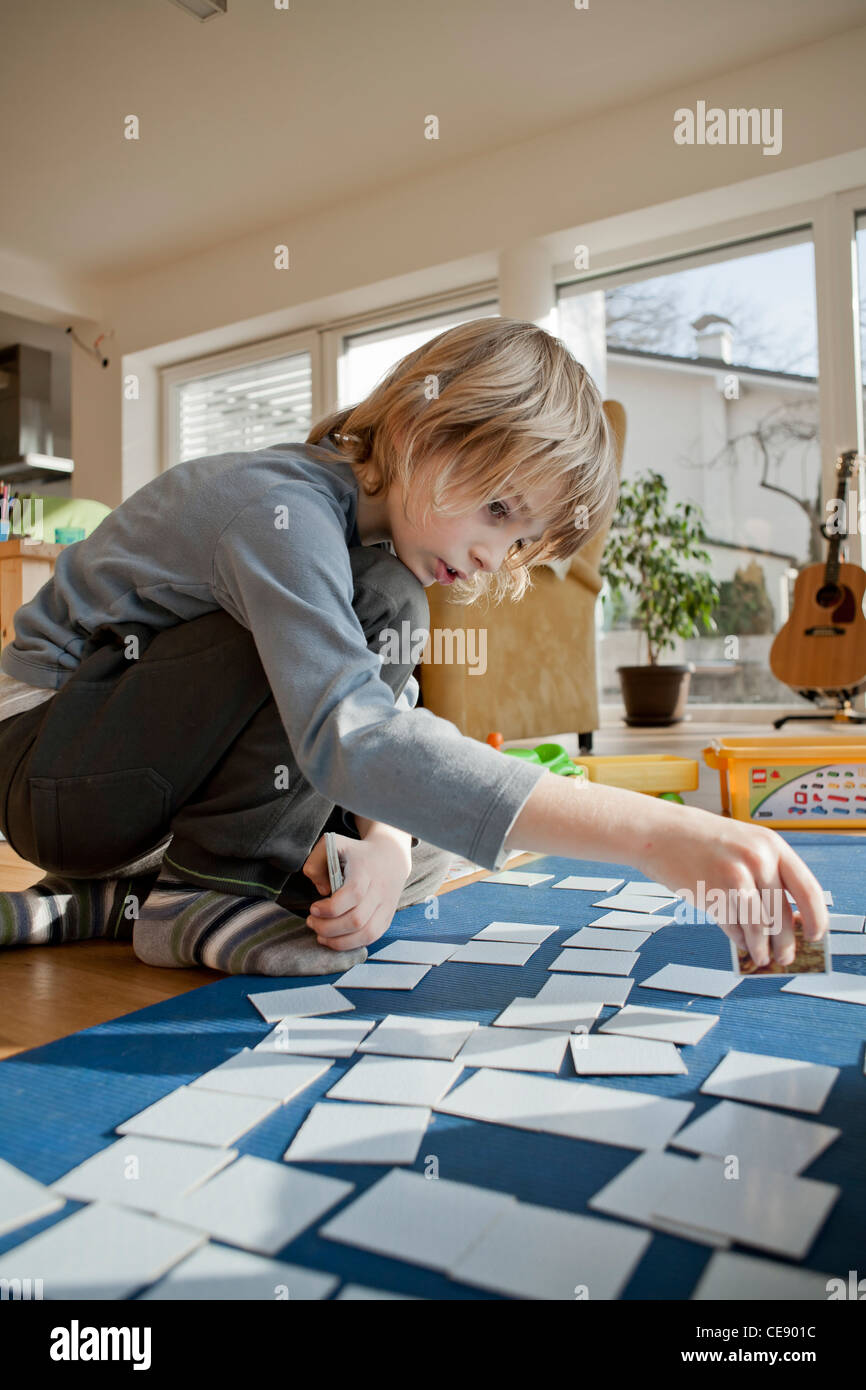 Junge Spiel Speicher Karte auf dem Boden. Stockfoto