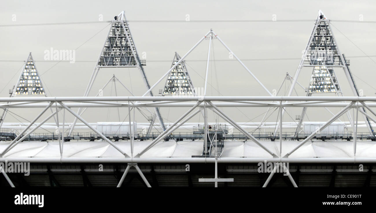 Arbeitsscheinwerfer auf dem Dach Beleuchtung Türme an der Londoner Olympiastadion 2012 auf einem grauen bewölkten Tag, Stratford, Newham East London England UK geprüft werden Stockfoto
