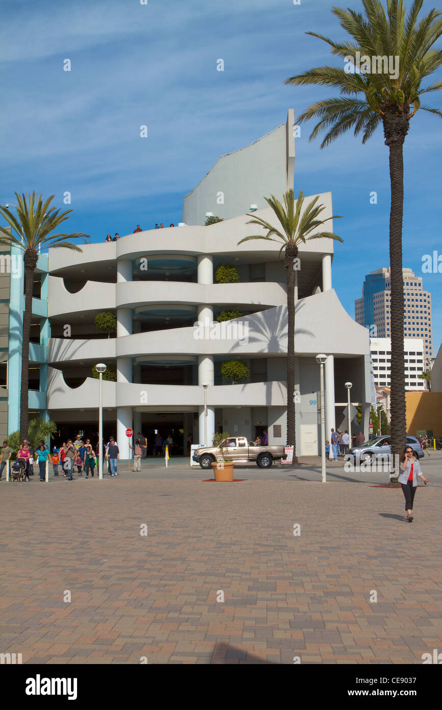 Eine Straße mit dem Aquarium des Pazifik Parkplatz an der Hechte, Rainbow Harbor, Long Beach, Kalifornien Stockfoto