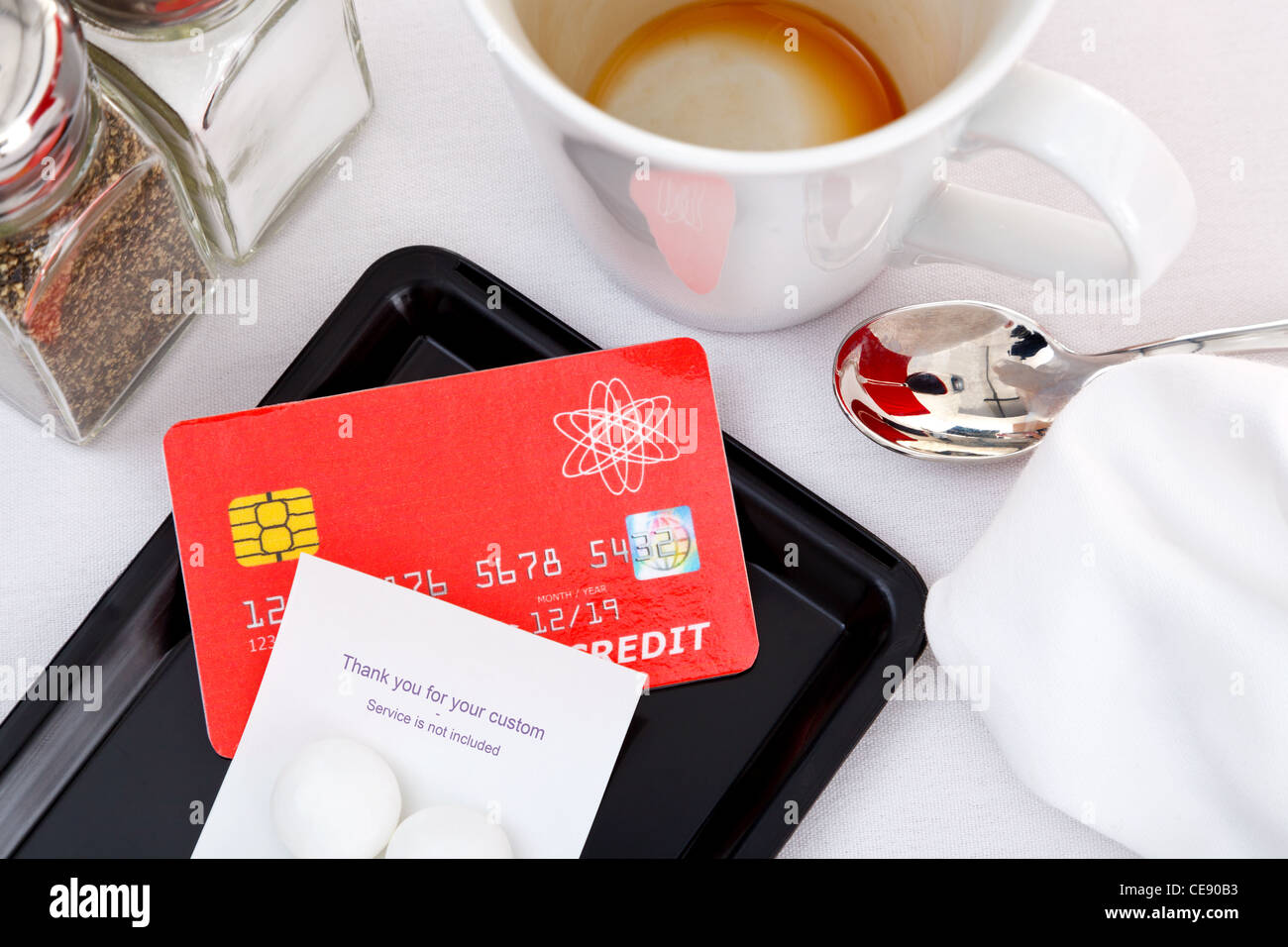 Foto einer Kreditkarte platziert auf einem Tablett, für ein Restaurantrechnung zu bezahlen. Stockfoto