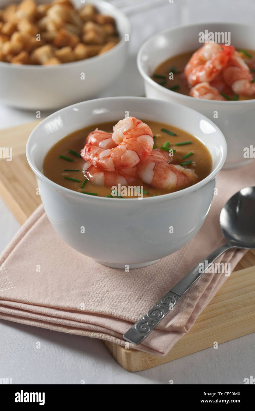 Meeresfrüchte mit Croutons Bisque. Garnelen Garnelen Meeresfrüchte Suppe. Stockfoto