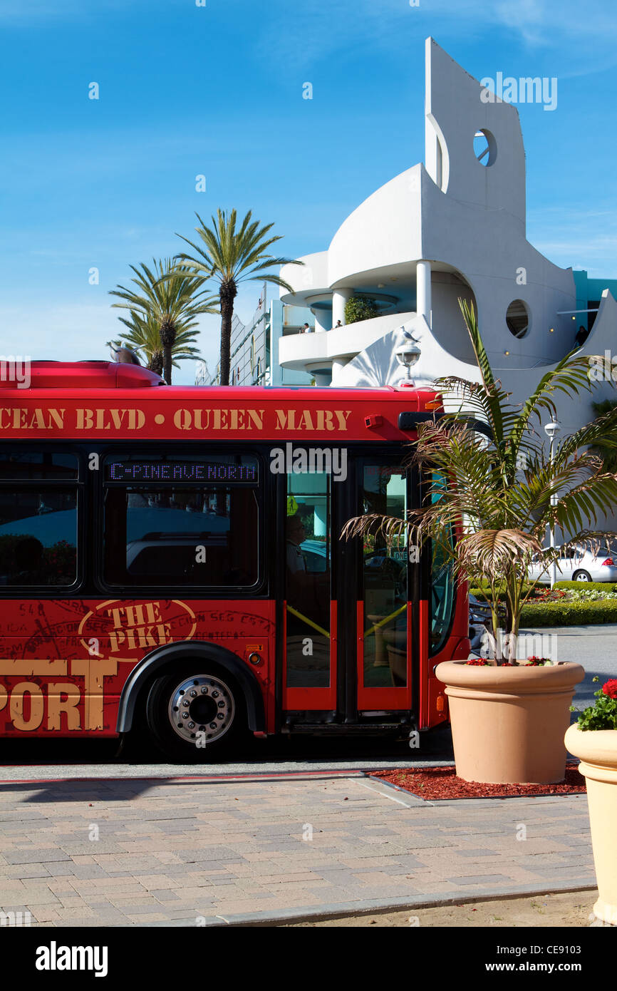 Bus außerhalb des Aquarium des Pazifik mit dem Parkplatz im Hintergrund bei Rainbow Hafen Long Beach Kalifornien anreisen Stockfoto