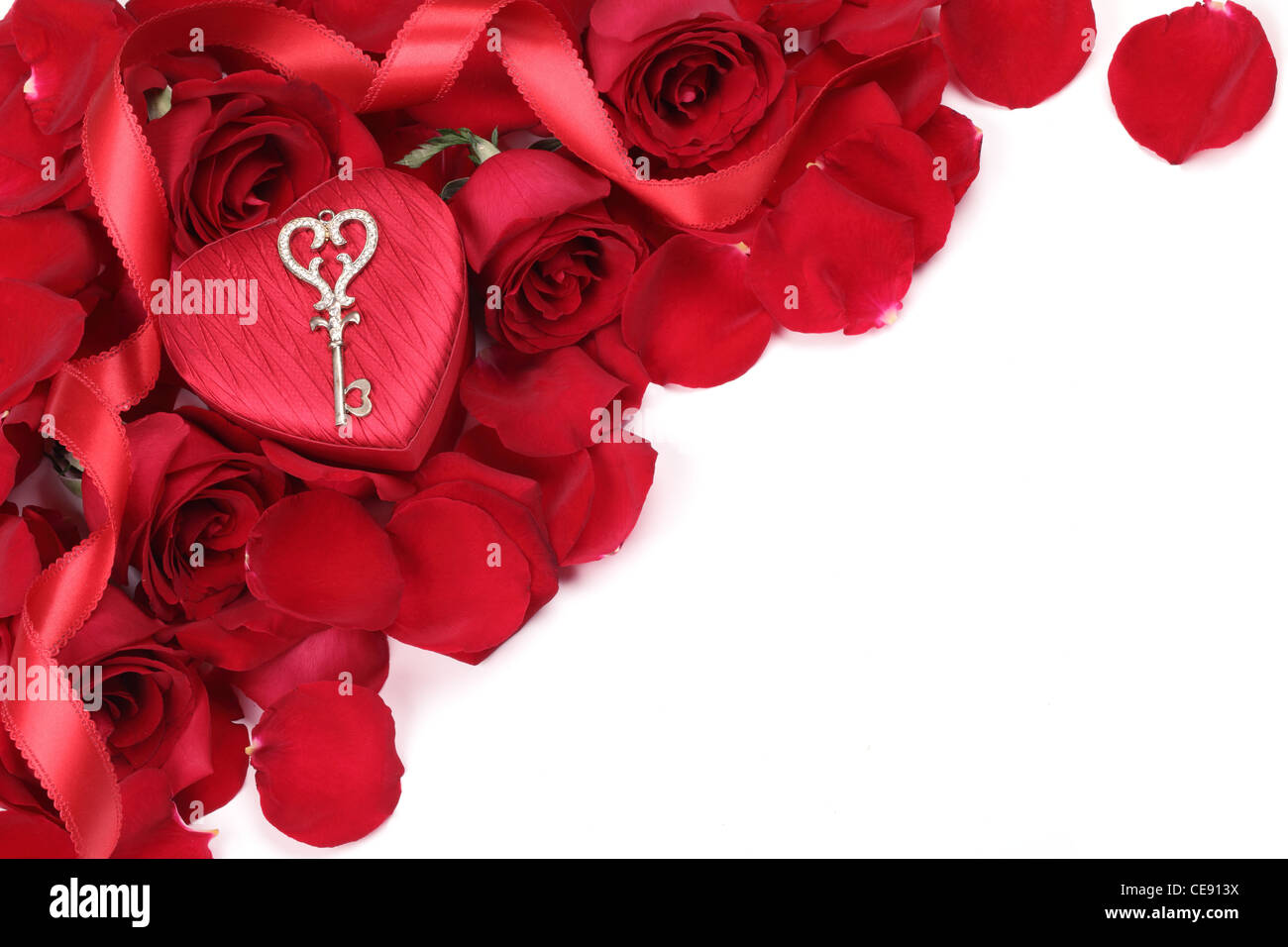 Valentines Geschenk auf Rosenblättern, Textfreiraum für Ihren Text. Stockfoto
