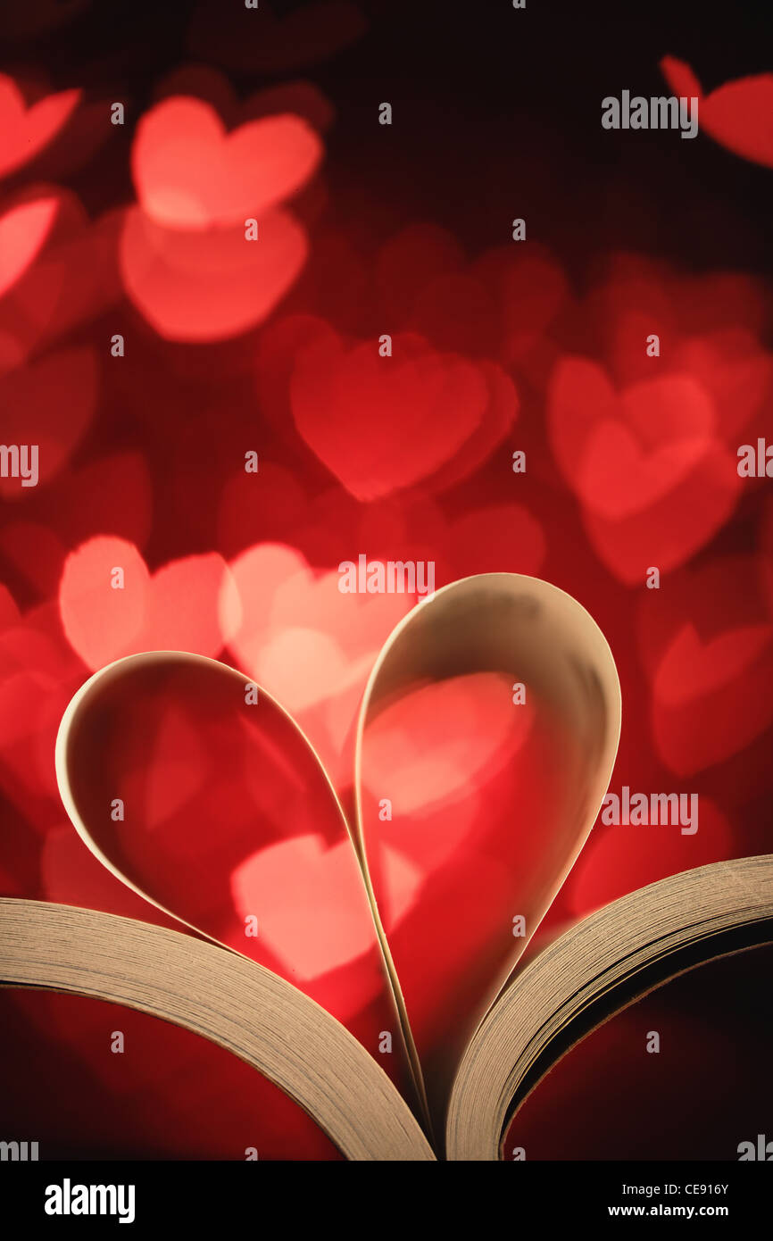 Herzförmige Buch auf herzförmigen Bokeh Hintergrund Stockfoto