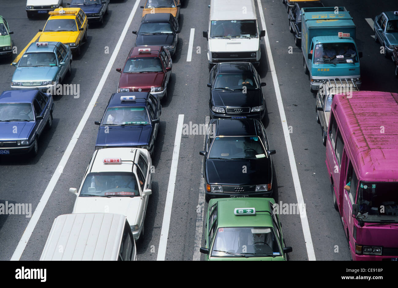 China, Shanghai, Verkehr im Stillstand zeigt einige lokal gemacht Autos z.B. VW Santana, Audi 100. Stockfoto