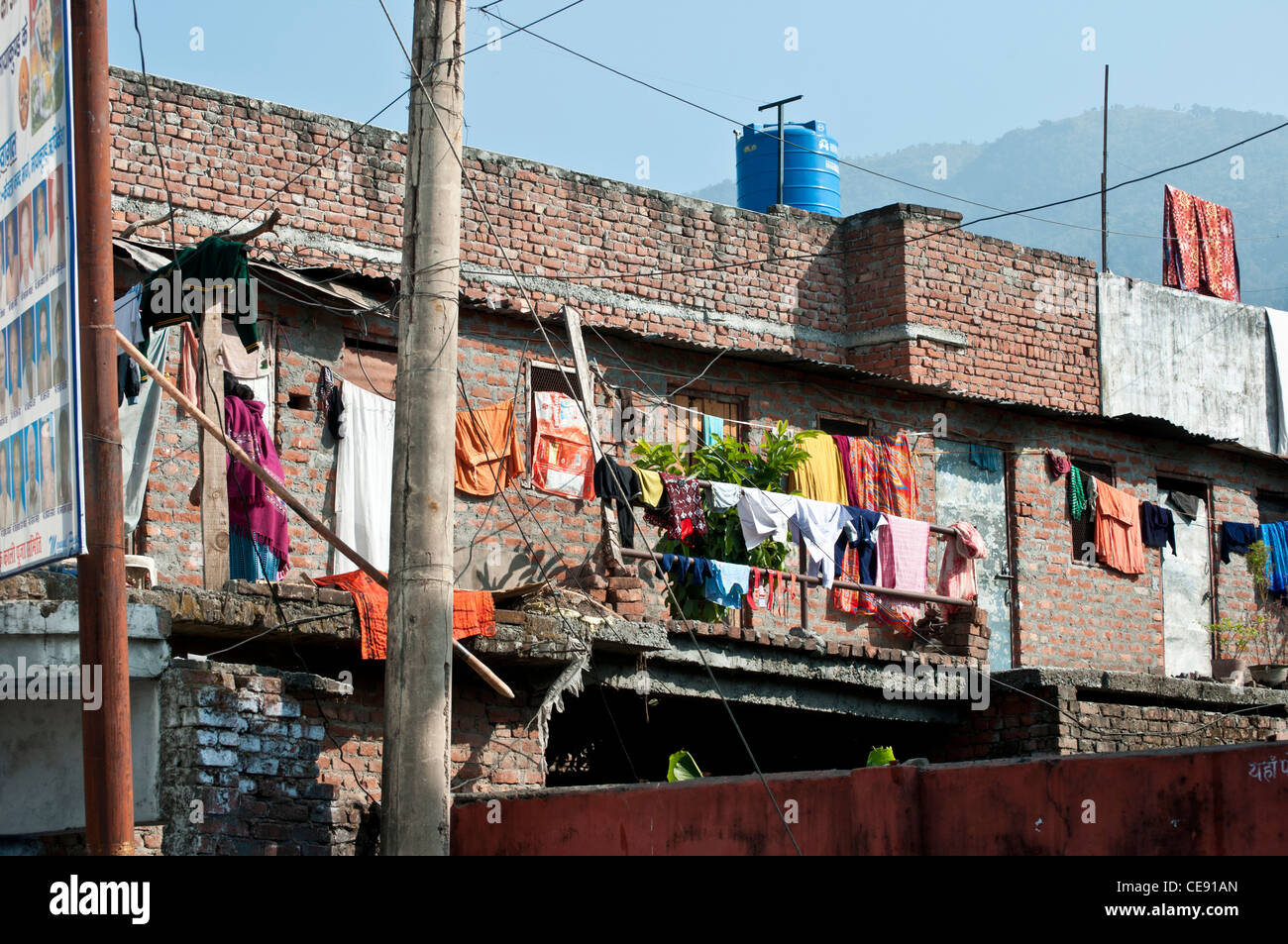 Wäsche trocknen auf der Terrasse eine unfertige Haus, Rishikesh, Uttarakhand, Indien Stockfoto