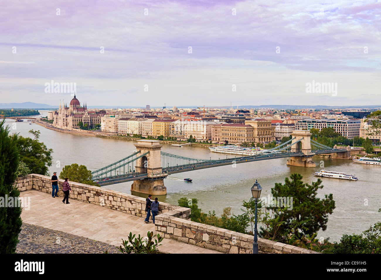 Blick auf Pestseite und Donau einschließlich das Parlamentsgebäude und die Kettenbrücke, Budapest, Ungarn. Blick vom Hügel Burgviertel. Stockfoto