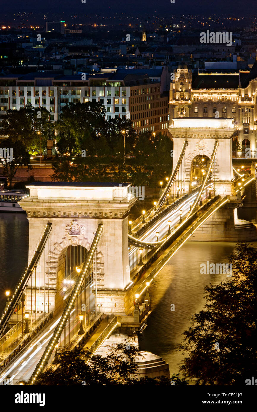 Die Kettenbrücke (Szechenyi Lánchíd) in der Nacht, Budapest, Ungarn. Stockfoto