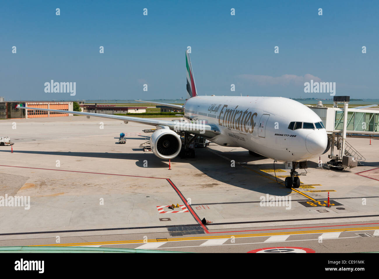 Flugzeuge stehen auf Asphalt in Venedig Marco Polo Flughafen, Emirates-Flugzeugen, Italien Stockfoto