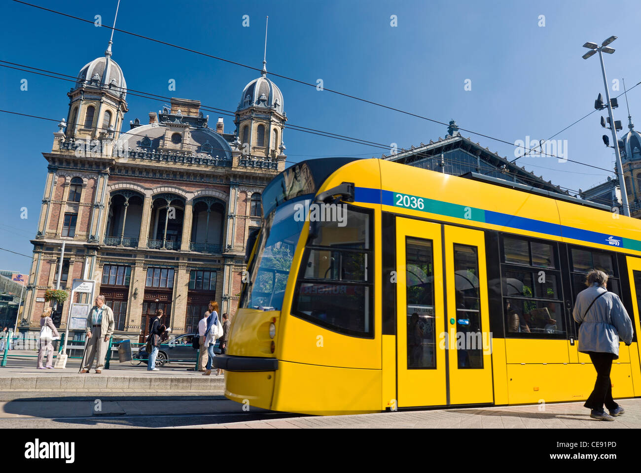 Straßenbahn auf Terez körút vor dem Westbahnhof (Nyugati Palyaudvar) Bahnhof, Budapest, Ungarn. Stockfoto