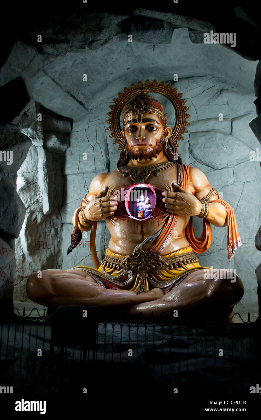 Hanuman Statue öffnen seines Herzens zeigen Shiva und Parvati, Parmarth Niketan Tempel, Swarg Ashram, Rishikesh, Uttarakhand, Indien Stockfoto