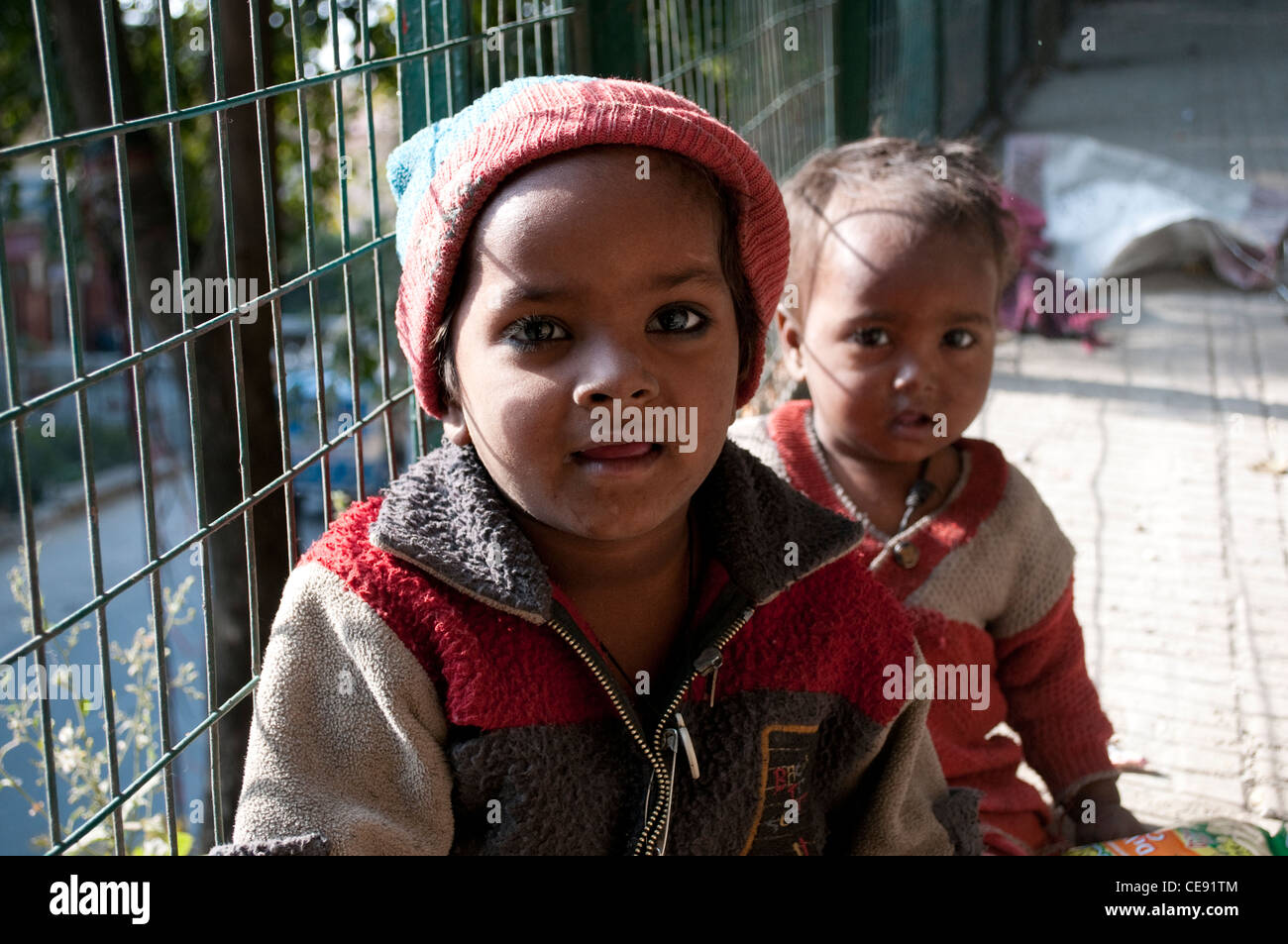 Zwei Kinder warten auf ihre Mutter arbeitet auf einer Baustelle, Rishikesh, Uttarakhand, Indien Stockfoto