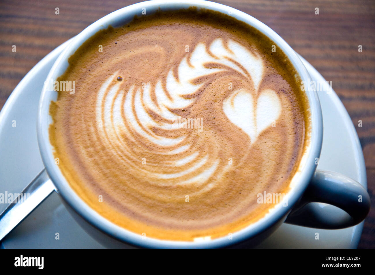 Design auf Tasse Cappuccino Kaffee mit Liebe Stockfoto
