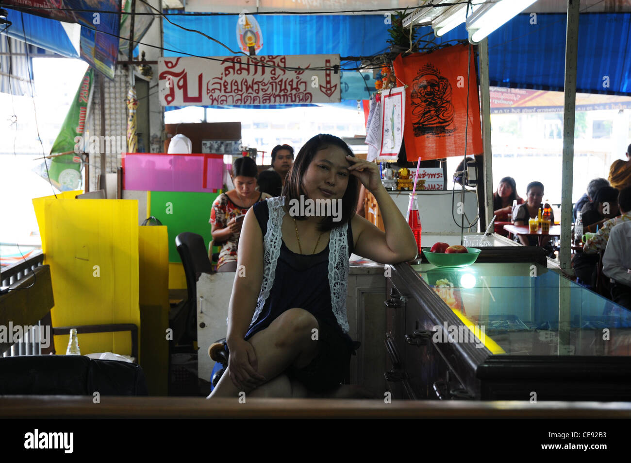 Thai Mädchen, das im Café neben Tha Chang Pier Wasser, Chao Praya Fluss, Bangkok, Thailand Stockfoto