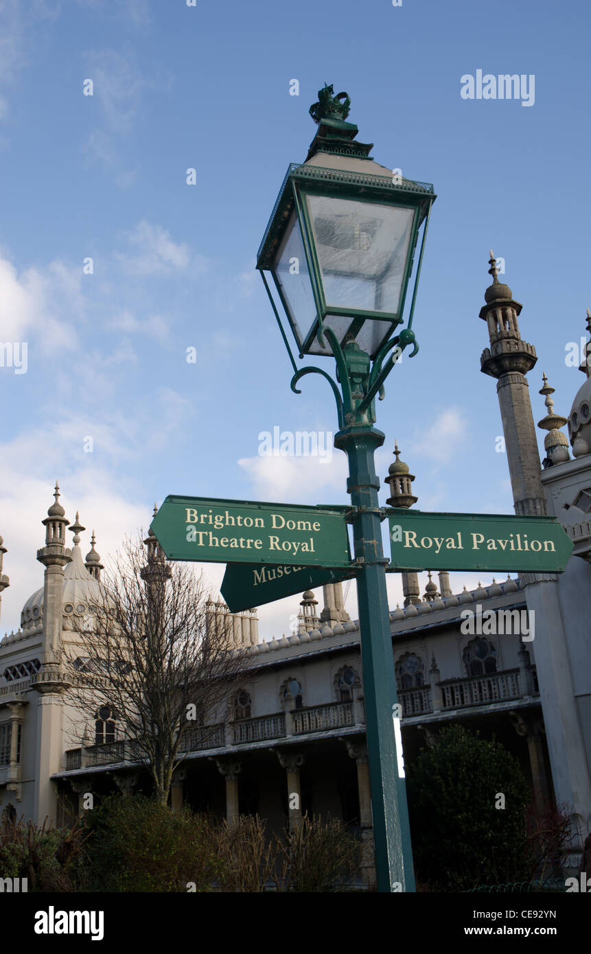 Brighton Royal Pavilion Wegweiser auf dem Gelände zeigt Theatre Royal und sonstige touristische Informationen Stockfoto