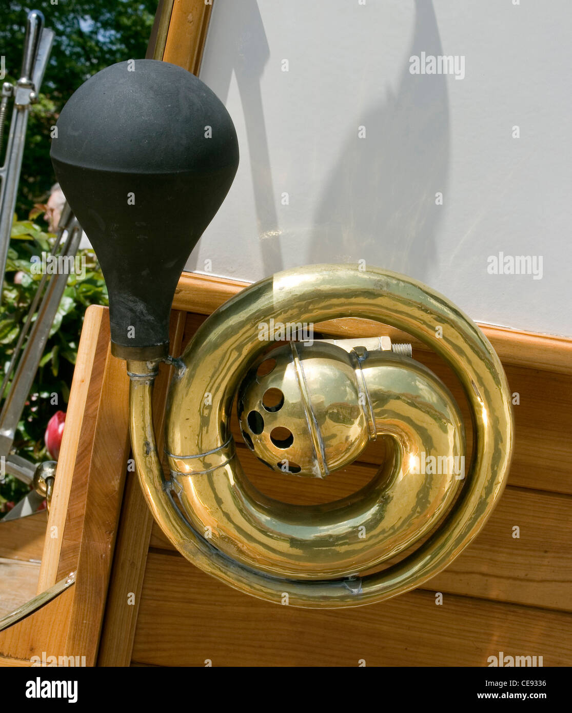 Messing Horn auf einem Oldtimer Stockfotografie - Alamy